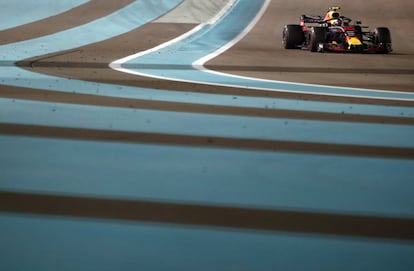 Max Verstappen, de la escudería Red Bull, en una curva del circuito.