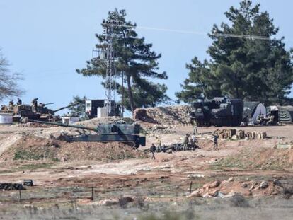 Tanques turcos cerca de la frontera noroeste siria.