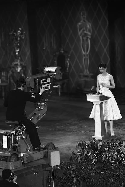 El estudio quería a Elizabeth Taylor para la película en un primer momento, pero acabó apostando por darle el papel a Hepburn. En 1954 ganaba el Oscar a mejor actriz por su actuación en Vacaciones en Roma. "Esto es demasiado. Quiero agradecer a todos los que me han ayudado, guiado y entregado tanto en estos meses y años pasados. Estoy muy agradecida y tremendamente feliz”, dijo sobre el escenario.