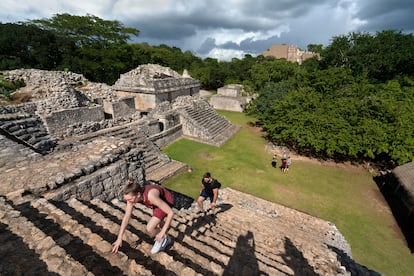 Visitantes en la zona arqueológica maya de Ek Balam, cerca de la ciudad de Valladolid.