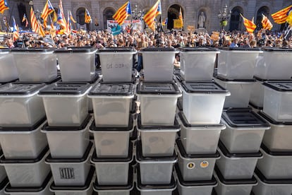 Urnas colocadas por la ANC en la Plaza de Sant Jaume, delante del Palau de la Generalitat, en 2022, coincidiendo con el quinto aniversario del referéndum del 1 de octubre de 2017.