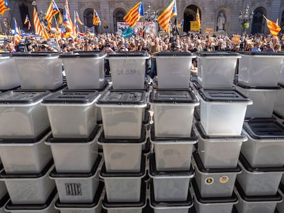 Urnas colocadas por la ANC en la Plaza de Sant Jaume, delante del Palau de la Generalitat, en 2022, coincidiendo con el quinto aniversario del referéndum del 1 de octubre de 2017.