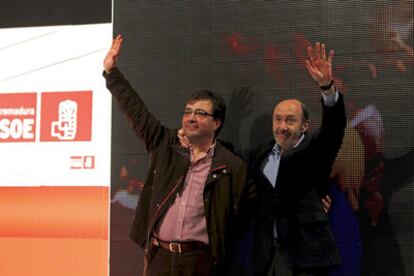 El vicepresidente primero del Gobierno, Alfredo Pérez Rubalcaba (d), y el candidato a la Presidencia de la Junta de Extremadura en las próximas elecciones autonómicas, Guillermo Fernández Vara