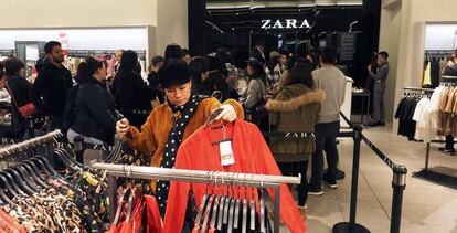 Clientes de una tienda de Zara en Taip&eacute;i, Taiw&aacute;n.