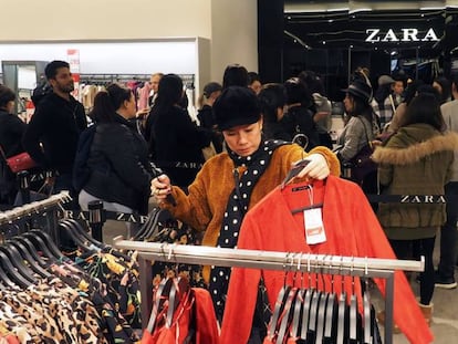 Clientes de una tienda de Zara en Taip&eacute;i, Taiw&aacute;n.