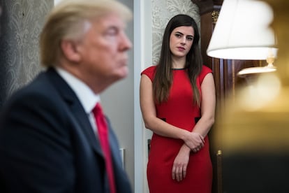 Madeleine Westerhout mira al presidente Donald Trump durante una intervención desde el despacho oval de la Casa Blanca, el 2 de febrero de 2018.