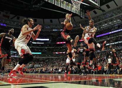 Noah recibe una asistencia ante Anderson.