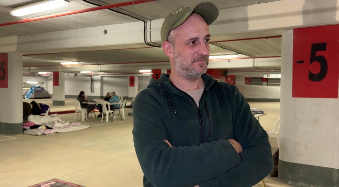 Yuri Shulga, en el aparcamiento en el que se ha establecido con su familia, este jueves.