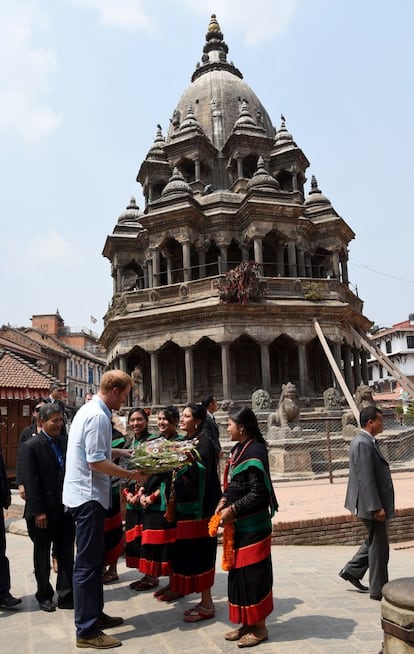 La recepción tuvo lugar en la histórica plaza de Katmandú Patan Durbar. Este lugar fue uno de los que más daños sufrió durante el terremoto del año pasado -que costó la vida a 9.000 personas-. La plaza pertenece al Valle de Katmandú, donde hay siete monumentos que son Patrimonio de la Humanidad, según la UNESCO. Seis de ellos sufrieron daños irreversibles tras el terremoto, que dejó buena parte de la historia del país reducida a escombros.