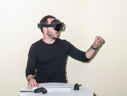 Manuel G. Pascual trabaja con las gafas de realidad virtual en la redacción de EL PAÍS.