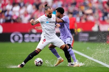 Gudelj en una acción con Rodrygo durante el partido entre el Sevilla y el Real Madrid.