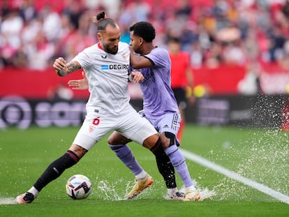 Gudelj en una acción con Rodrygo durante el partido entre el Sevilla y el Real Madrid.