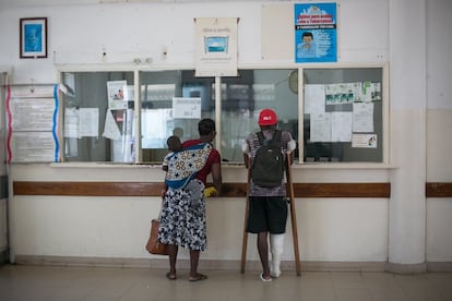 Para emergências no Hospital Central da Beira, entre 120 e 200 pacientes entram por dia numa jornada normal; do que as crianças mais sofrem são diarreia, malária e pneumonia. Adultos: tuberculose, pneumonia e também malária. A mortalidade hospitalar é próxima a 10%.