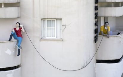 Una divertida 'performance' en un edificio de la Bauhaus en la 'Ciudad blanca' de Tel Aviv, en Israel.