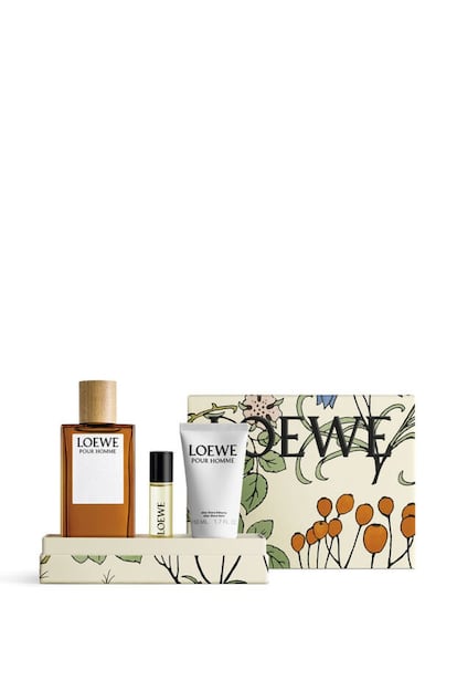 Loewe Pour Homme EDT es la primera fragancia masculina de la marca, pero ahora en un nuevo frasco lleno de color formando parte de su arcoíris botánico. Está inspirada en la tierra y en el simple placer de sentir el suelo debajo de los pies. Compuesta por ingredientes como el limón, el geranio o el vetiver, contiene también notas aromáticas y amaderadas con una composición clásica para sentirse conectado con las raíces, con los placeres simples. Este cofre exclusivo para Navidad incluye, además, un vial de 10ml y un 'aftershave' bálsamo de 50ml. Precio: 111 euros.