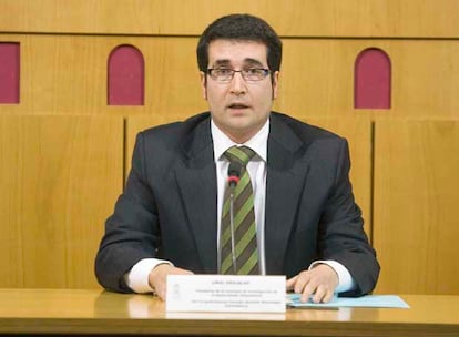 Unai Grajales lee las conclusiones de la comisión municipal de investigación.