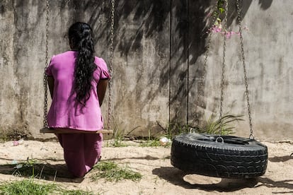 Sandar (nombre ficticio) tiene 28 años. Es una emigrante birmana sin documentación que vive en Mae Sot, en la frontera entre Tailandia y Myanmar. Lleva 11 años en una relación de maltrato. Su marido le pega y abusa sexualmente de ella. La situación familiar empeoró desde el brote de covid-19. Como su marido se quedó sin trabajo, discutían constantemente por el dinero. Sandar es una de los aproximadamente 200.000 emigrantes birmanos que viven en la región de Mae Sot. Muchos de ellos carecen de documentación y trabajan en condiciones precarias. Desde que estalló la pandemia no tienen trabajo ni apoyo del Gobierno tailandés, y tampoco la posibilidad de volver a Myanmar debido al cierre de las fronteras. Según cálculos de ONU Mujeres, en algunos países los casos de violencia doméstica han aumentado un 30%. La organización califica el fenómeno de "pandemia en la sombra".