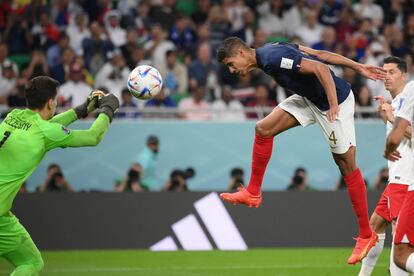 Raphael Varane (a la derecha) intenta anotar al portero polaco Szczesny. 