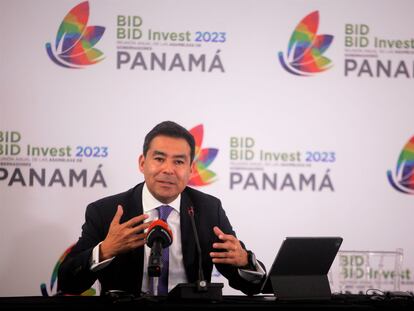 El economista jefe del Banco Interamericano de Desarrollo (BID), Eric Parrado, habla en una rueda de prensa este domingo, en Ciudad de Panamá (Panamá).