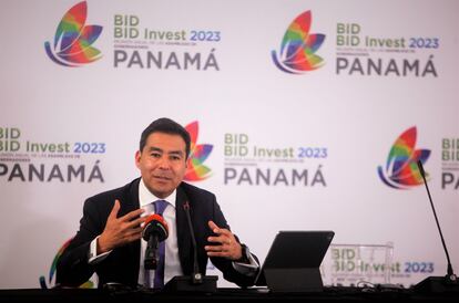 El economista jefe del Banco Interamericano de Desarrollo (BID), Eric Parrado, habla en una rueda de prensa este domingo, en Ciudad de Panamá (Panamá).