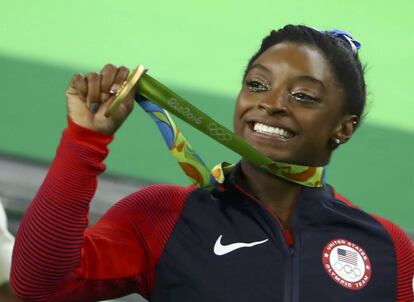 Simone Biles con su medalla de oro.