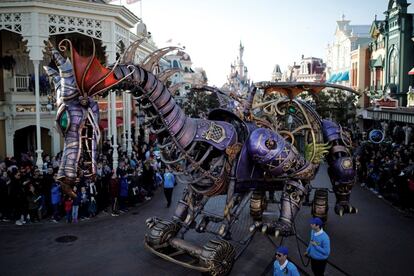 El parque temático, situado en Marne-la-Vallee, ha presentado este sábado su nuevo desfile para la temporada de celebración del 25º aniversario. En la imagen, el dragón.