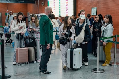 Pasajeros en la estación de Atocha en Madrid, este lunes. 