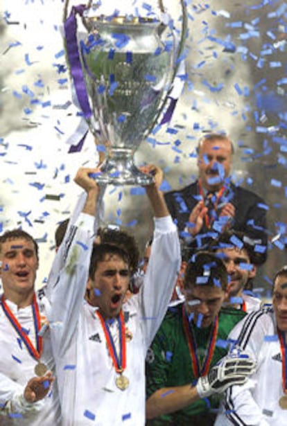 Raúl, con Helguera a la izquierda y Casillas a la derecha, celebra el título con el trofeo.