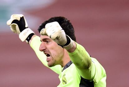 El portero del Real Madrid Thibaut Courtois celebra el pase de su equipo a la semifinal de la UEFA Champions League.