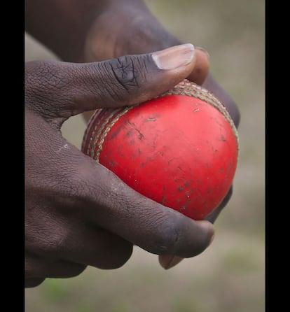 Detalle de una pelota de cricket en manos de un jugador antes de un partido en Brooklyn, Nueva York. 12 de mayo de 2014.