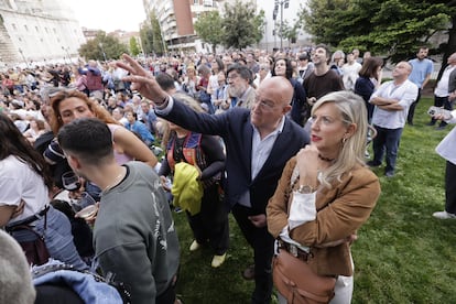 El alcalde de Valladolid, Jesus Carnero, asiste junto a la concejala de Educación y Cultura, Irene Crusat, a los espectáculos del Festival Internacional de Teatro y Artes de Calle de Valladolid, en una imagen cedida.