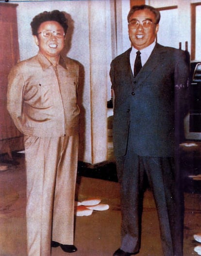 Fotografía de archivo sin fecha que muestra a Kim Jong-il junto a su padre Kim Il-sung.