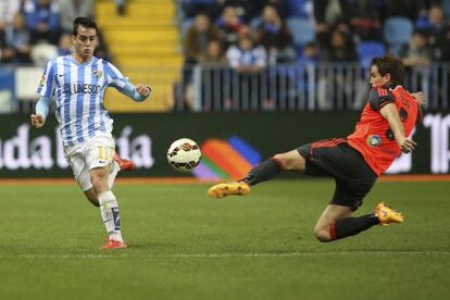 El defensa de la Real Sociedad Íñigo Martínez despeja el balón ante Juanmi.