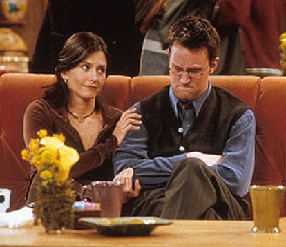 Matthew Perry (Chandler) y Courtney Cox (Mónica), en una imagen de Friends.