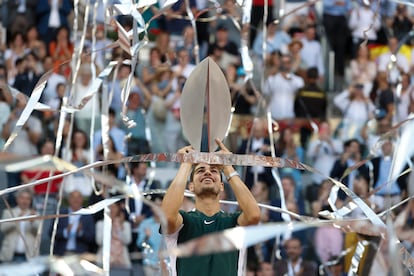 El tenista español Carlos Alcaraz alza el trofeo del Masters de Madrid tras su victoria en la final contra Alexander Zverev.