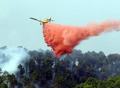 Un avión trata de sofocar el incendio provocado por el Mirage en la sierra de Cazorla.