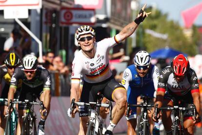 Greipel levanta victorioso el brazo tras imponerse a Gaviria (segundo por la derecha) y Ferrari en el sprint de Tortolì.