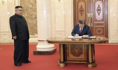 El presidente surcoreano Moon Jae-in firma un libro de visitas en la sede del Comité Central del Partido de los Trabajadores en Pyongyang.