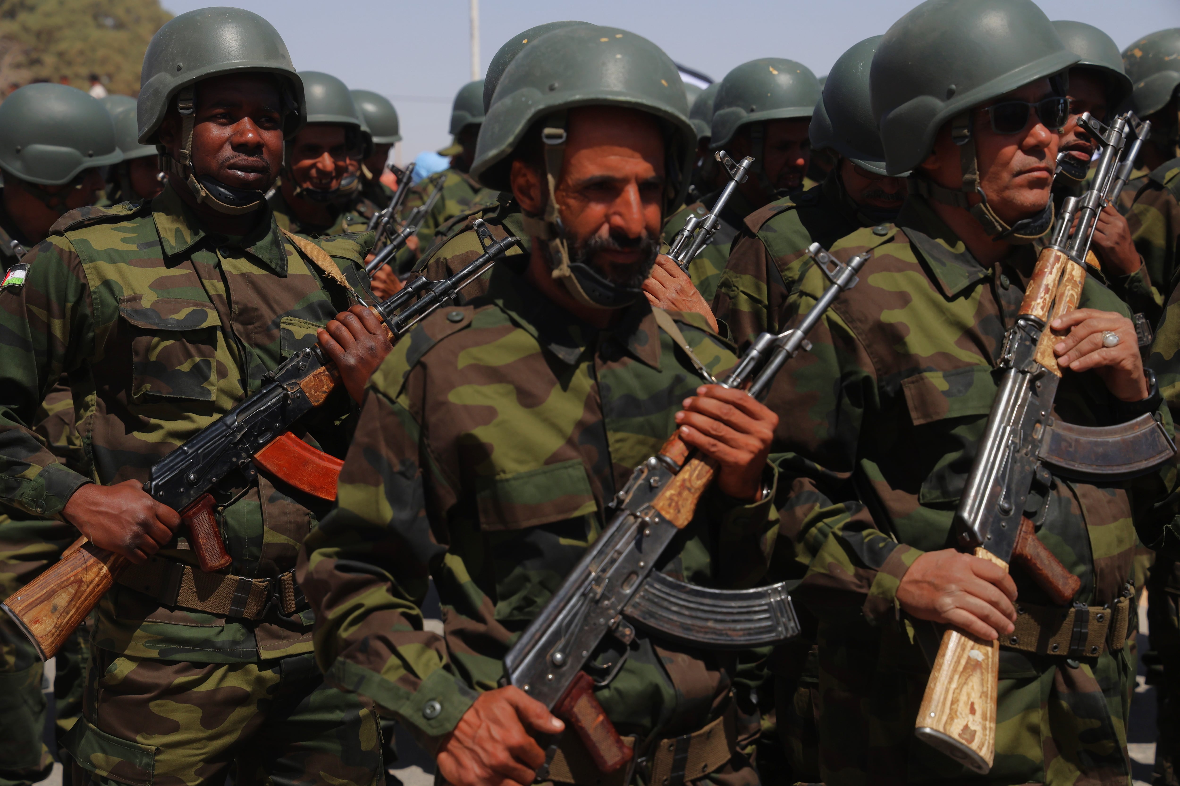 Desfile militar de fuerzas del Polisario en el campo de refugiados de Auserd (Argelia) el 8 de abril.