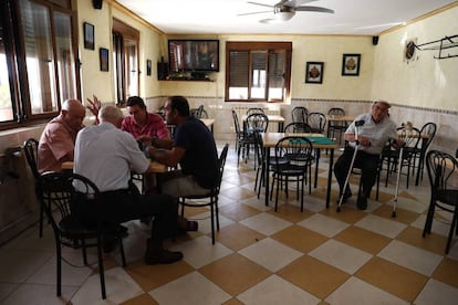 Vecinos en el bar de Urones de Castroponce.