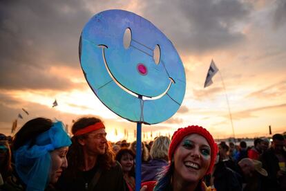 Un emoticono con cara sonriente se pasea por la pradera del Festival de Glastonbury, 27 de junio de 2014.