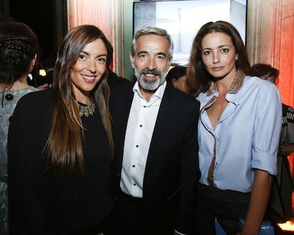 Fiesta del lanzamiento de la revista 'ICON'. Imanol Arias acompañado de su pareja, Irene Meritxell, y de Jose Toledo (derecha).