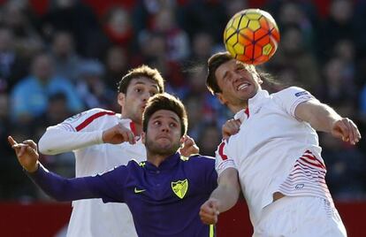 Krychowiak (d) y Crist&oacute;foro (i), pugnan con Duje Cop.