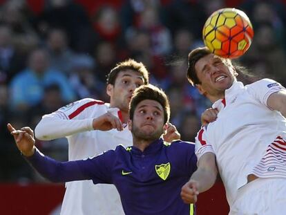 Krychowiak (d) y Cristóforo (i), pugnan con Duje Cop.