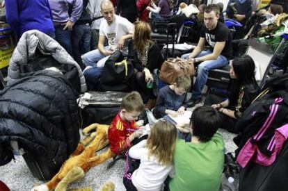 Un grupo de turistas franceses espera la salida de su vuelo en el aeropuerto internacional de Túnez-Cartago.