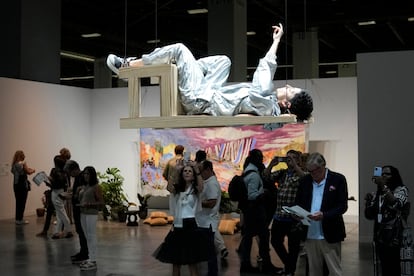 'Performance' de la artista colombiana María José Arjona, titulada 'Silla', en Art Basel Miami Beach, durante la inauguración de la feria el pasado martes.