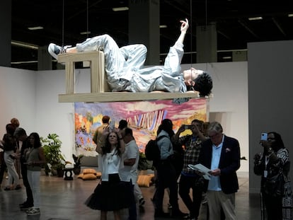 'Performance' de la artista colombiana María José Arjona, titulada 'Silla', en Art Basel Miami Beach, durante la inauguración de la feria el pasado martes.