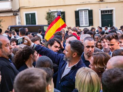 El presidente de Vox, Santiago Abascal, se hace una foto con los asistentes en un acto de precampaña de las elecciones autonómicas y municipales del 28 de mayo, en Maó, Menorca.
