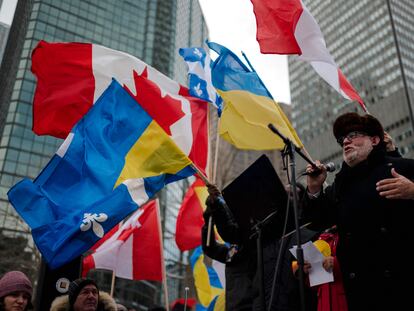 Un orador durante una protesta en contra de la invasión rusa en Ucrania, en Montreal