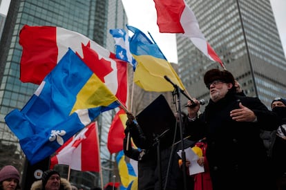 Un orador durante una protesta en contra de la invasión rusa en Ucrania, en Montreal